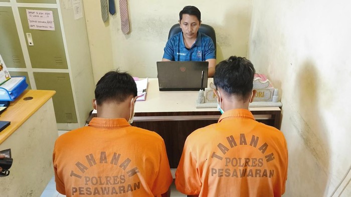 Dua pelajar SMP di Pesawaran saat dinterogasi polisi usai membunuh waria