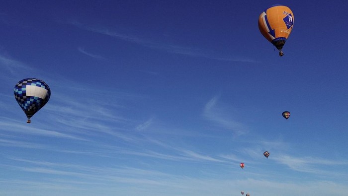 Warna-warni Kejuaraan Dunia Balon Udara Perdana di Paraguay A drone view shows hot air balloons during the World Hot Air Balloon Championship, in Yguazu, Paraguay August 29, 2025. REUTERS/Cesar Olmedo