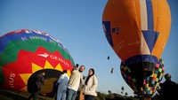 Warga lokal dan wisatawan antusias mengabadikan momen langka saat langit berubah jadi lautan balon. Foto: REUTERS/Cesar Olmedo 
