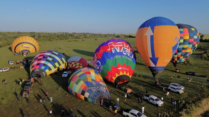 Warna-warni Kejuaraan Dunia Balon Udara Perdana di Paraguay A drone view shows hot air balloons during the World Hot Air Balloon Championship, in Yguazu, Paraguay August 29, 2025. REUTERS/Cesar Olmedo