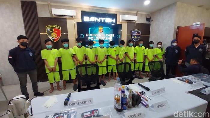 12 Tersangka provokator demo anarkis di Bandung