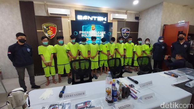 12 Tersangka provokator demo anarkis di Bandung