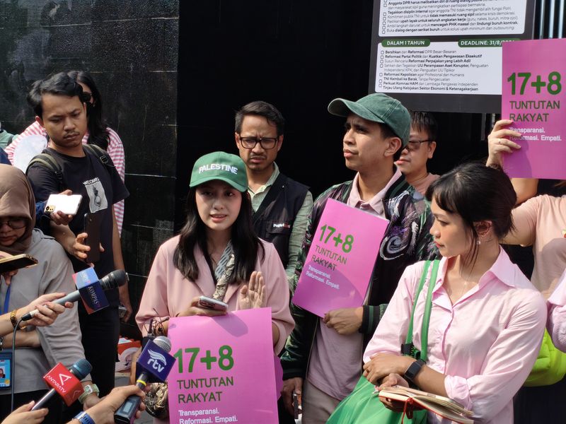Abigail dkk serahkan 17+8 tuntutan rakyat ke DPR