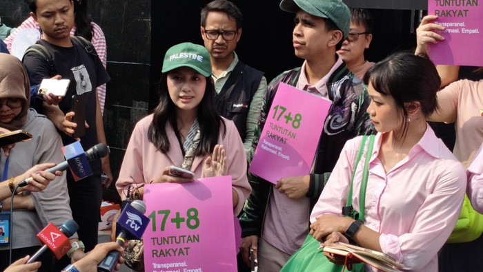 Abigail dkk serahkan 17+8 tuntutan rakyat ke DPR