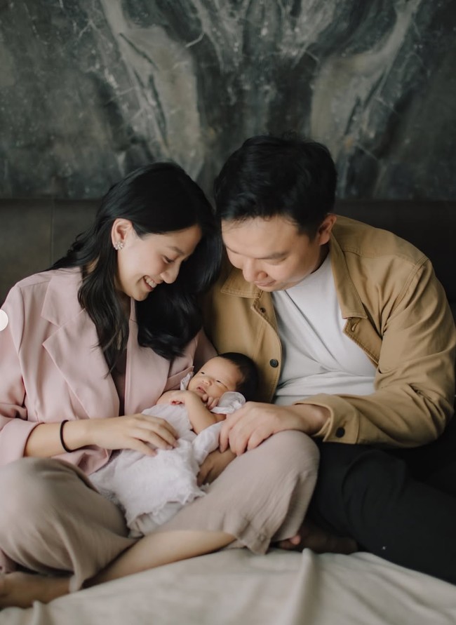 Abigail sudah menikah dan menjadi ibu dari seorang putri yang kerap dipanggilnya Ellie. Di tengah kesibukannya sebagai ibu, ia tetap aktif menyuarakan beragam isu-isu politik melalui media sosialnya. Foto: Instagram/@abigailimuria