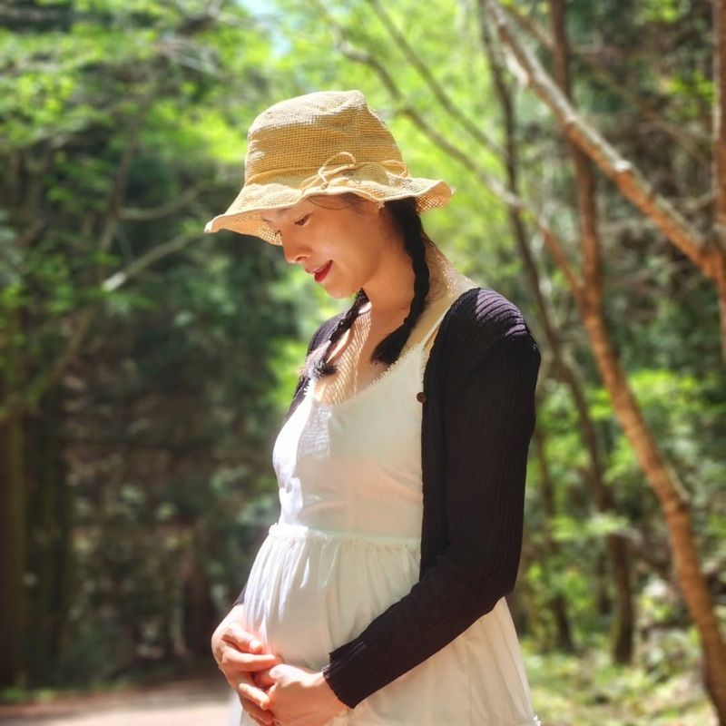 Bintang drama Korea Hospital Playlist, Ahn Si Ha mengungkap kisah perjuangannya demi melahirkan secara normal.