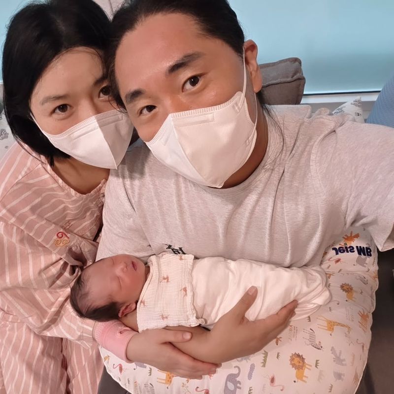 Bintang drama Korea Hospital Playlist, Ahn Si Ha mengungkap kisah perjuangannya demi melahirkan secara normal.