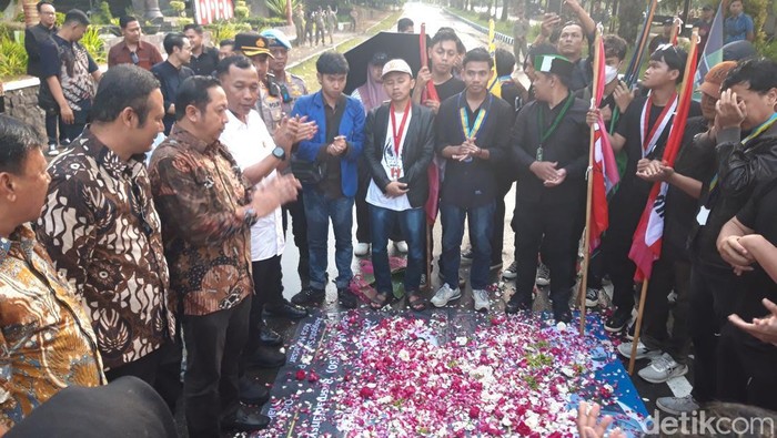 Aksi aliansi mahasiswa di Boyolali menggelar aksi solidaritas di depan gedung DPRD Boyolali, Kamis (4/9/2025) sore.