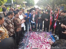 Mahasiswa Gelar Aksi Solidaritas-Tabur Bunga di Depan DPRD Boyolali
