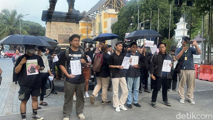 Aksi kamisan di Kota Solo digelar di Bundaran Gladag, Kamis (4/9/2025).