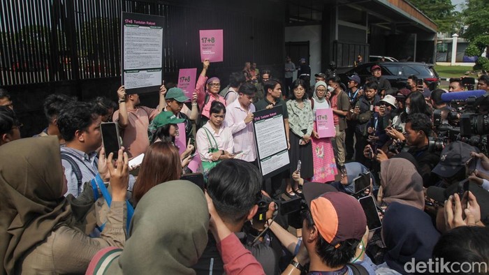 Aktivis-Influencer Serahkan 17+8 Tuntutan Rakyat ke DPR Koalisi sipil yang beranggotakan Jerome Polin, Andovi Da Lopez, Jovial Da Lopez, Ferry Irwandi, hingga Fathia Izzati membawa dokumen 17+8 Tuntutan Rakyat ke DPR, Jakarta, Kamis (4/9/2025).