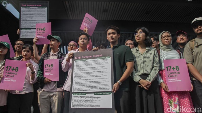Aktivis-Influencer Serahkan 17+8 Tuntutan Rakyat ke DPR Koalisi sipil yang beranggotakan Jerome Polin, Andovi Da Lopez, Jovial Da Lopez, Ferry Irwandi, hingga Fathia Izzati membawa dokumen 17+8 Tuntutan Rakyat ke DPR, Jakarta, Kamis (4/9/2025).