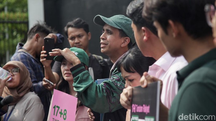 Koalisi sipil yang beranggotakan Jerome Polin, Andovi Da Lopez, Jovial Da Lopez, Ferry Irwandi, hingga Fathia Izzati membawa dokumen 17+8 Tuntutan Rakyat ke DPR, Jakarta, Kamis (4/9/2025).