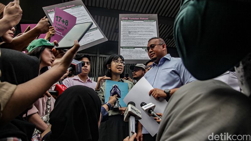 Koalisi sipil yang beranggotakan Jerome Polin, Andovi Da Lopez, Jovial Da Lopez, Ferry Irwandi, hingga Fathia Izzati membawa dokumen 17+8 Tuntutan Rakyat ke DPR, Jakarta, Kamis (4/9/2025).