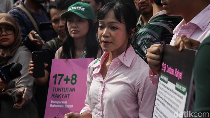 Aktivis-Influencer Serahkan 17+8 Tuntutan Rakyat ke DPR Koalisi sipil yang beranggotakan Jerome Polin, Andovi Da Lopez, Jovial Da Lopez, Ferry Irwandi, hingga Fathia Izzati membawa dokumen 17+8 Tuntutan Rakyat ke DPR, Jakarta, Kamis (4/9/2025).