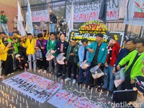 Video: BEM SI Demo di Depan DPR, Bawa Papan Bunga Dukacita