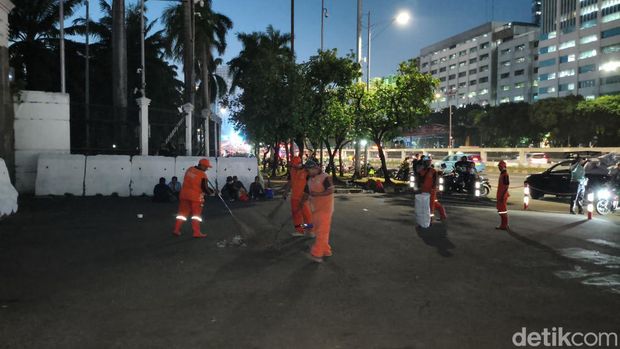 Aliansi BEM SI selesai menggelar aksi damai di depan gedung DPR RI. Mereka membubarkan diri secara tertib usai melakukan asi tabur bunga. (Kurniawan F/detikcom)