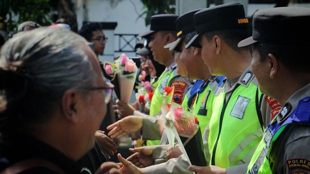 Aliansi Masyarakat Pemalang Bersatu saat membagikan bunga hingga memeluk personel Polres Pemalang saat melakukan aksi damai di Pendopo Kabupaten Pemalang, Kamis (4/9/2025).