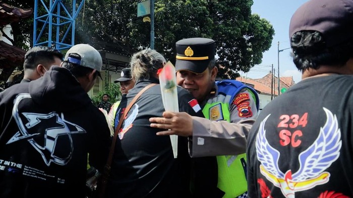 Aliansi Masyarakat Pemalang Bersatu saat membagikan bunga hingga memeluk personel Polres Pemalang saat melakukan aksi damai di Pendopo Kabupaten Pemalang, Kamis (4/9/2025).