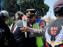Aksi Damai Aliansi Masyarakat Pemalang Bersatu Bagikan Bunga-Peluk Polisi