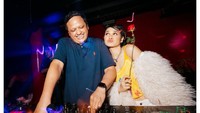 Pesta Andien diiringi musik oleh Nikita Dompas. Musiknya, tawanya, pelukannya, nyanyian acak bersama @blowjams, dan melihat teman-temanku (terutama yang jarang keluar haha) akhirnya menari sampai ketukan terakhir, tulisnya. (Foto: dok Instagram andien)