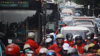 Arus lalu lintas sempat tersendat akibat peserta aksi di sekitar Patung Kuda, sebelum akhirnya dialihkan ke Jalan Agus Salim. 