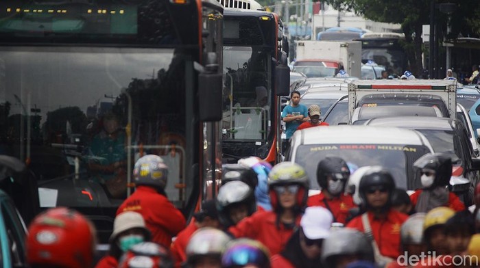 Arus Lalin Kawasan Patung Kuda Tersendat Imbas Demo Buruh Massa aksi dari buruh, masyarakat sipil dan aktivisΒ yang tergabung dalam Gerakan Buruh Bersama Rakyat (Gebrak) sempat membuat arus lalu lintas jalan Thamrin menjadi macet, Jakarta, Kamis (4/9/2025). Petugas meminta pendemo berbelok dari Thamrin menuju Jalan Kebon Sirih dan langsung dibelokkan ke jalan Agus Salim mengarah ke jalan Medan Merdeka Selatan. Hingga pukul 14.00 WIB, aksi tersebut berlangsung tertib dengan berbagai tuntutan seperti bebaskan penahanan massa aksi, penurunan tarifΒ pajak dan turunkan harga sembako.