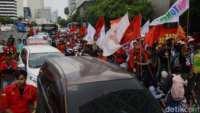 Arus Lalin Kawasan Patung Kuda Tersendat Imbas Demo Buruh Massa aksi dari buruh, masyarakat sipil dan aktivisΒ yang tergabung dalam Gerakan Buruh Bersama Rakyat (Gebrak) sempat membuat arus lalu lintas jalan Thamrin menjadi macet, Jakarta, Kamis (4/9/2025). Petugas meminta pendemo berbelok dari Thamrin menuju Jalan Kebon Sirih dan langsung dibelokkan ke jalan Agus Salim mengarah ke jalan Medan Merdeka Selatan. Hingga pukul 14.00 WIB, aksi tersebut berlangsung tertib dengan berbagai tuntutan seperti bebaskan penahanan massa aksi, penurunan tarifΒ pajak dan turunkan harga sembako.