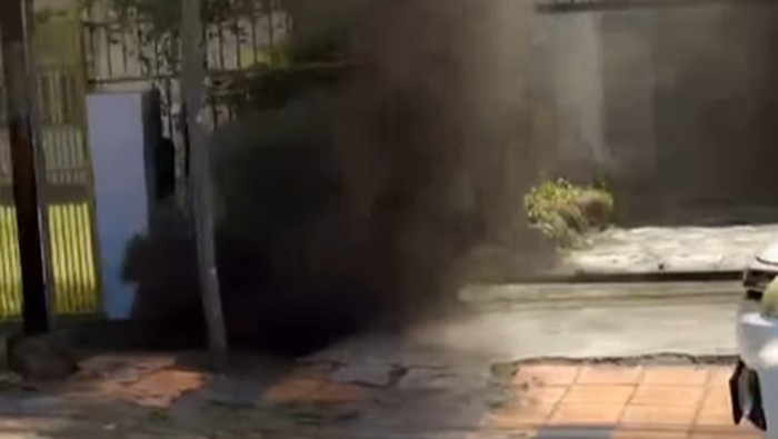 Asap mengepul di got Jalan Gunung Bawakaraeng, Makassar.