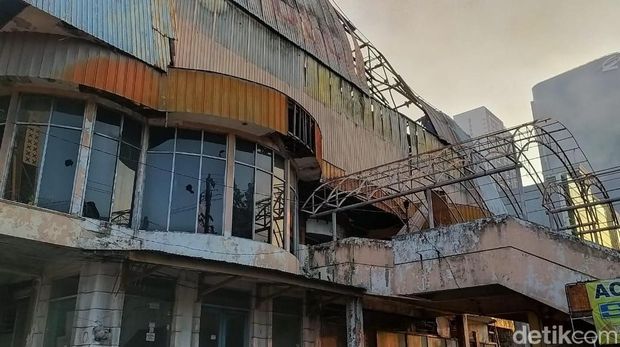Bangunan bekas bioskop lawas Oscar di Jalan Mayjend Sungkono tiba-tiba kebakaran.