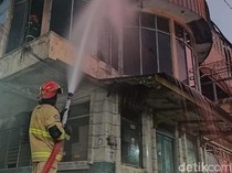 Bekas Bioskop Lawas di Mayjend Sungkono Surabaya Tiba-tiba Kebakaran