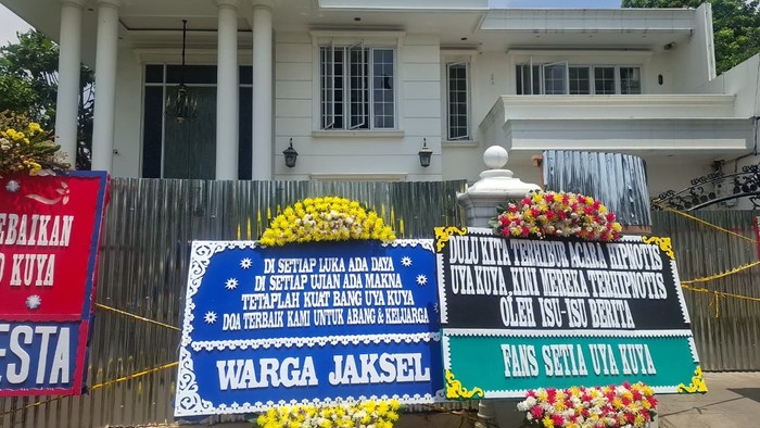 Banjir Dukungan, Rumah Uya Kuya Dikirimi Banyak Karangan Bunga