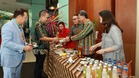 Sesuai tema Harpelnas 2025 “ThinkCustomer”, Bank Mega menghadirkan suasana berbeda di seluruh jaringan kantor. Dekorasi tematik dan kehadiran pegawai dengan kostum kreatif menambah semarak perayaan. 