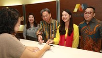 Direktur Utama Bank Mega Kostaman Thayib bersama Regional Head Bank Mega Jakarta 2, Sandra Rustandi, menyapa langsung nasabah di Kantor Cabang Utama Jakarta – Tendean. Kegiatan ini digelar dalam rangka peringatan Hari Pelanggan Nasional (Harpelnas) 2025. 