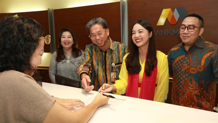 Bank Mega Apresiasi Nasabah di Hari Pelanggan Nasional Direktur Utama Bank Mega Kostaman Thayib bersama Regional Head Bank Mega Jakarta 2, Sandra Rustandi, menyapa langsung nasabah di Kantor Cabang Utama Jakarta – Tendean. Kegiatan ini digelar dalam rangka peringatan Hari Pelanggan Nasional (Harpelnas) 2025.