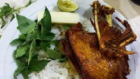 Bebek Goreng HT juga populer di Surabaya, tepatnya berlokasi di Jalan Karang Empat Besar No. 24. Nasi bebek goreng di sini berukuran besar dengan sajian komplet yang lezat. Harganya Rp 20.000 - Rp 30.000-an. Foto: Google Review /Alvino
