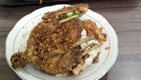 Bebek Sinjay juga terkenal di Surabaya, tempat ini sudah berdiri sejak 2000-an. Seporsi bebek goreng disajikan dengan lalapan dan sambal pencit yang pedas segar. Salah satu lokasinya berada di Ruko Grand Ahmad Yani Blok 151H Surabaya. Foto: Google Review/Fudin Yusuf