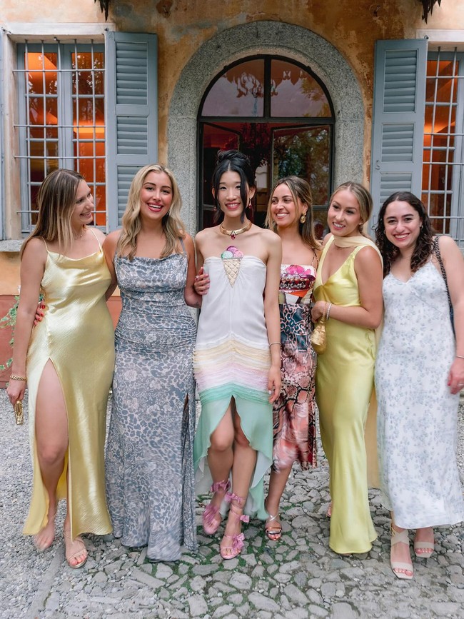 Sedangkan untuk menyambut teman dan keluarga dalam acara pernikahannya, Becca Bloom memakai dress vintage dari Chanel cruise 2004/2005.Foto: Instagram @beccaxbloom