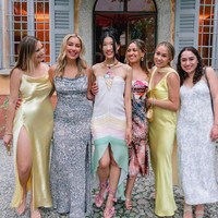 Sedangkan untuk menyambut teman dan keluarga dalam acara pernikahannya, Becca Bloom memakai dress vintage dari Chanel cruise 2004/2005.Foto: Instagram @beccaxbloom