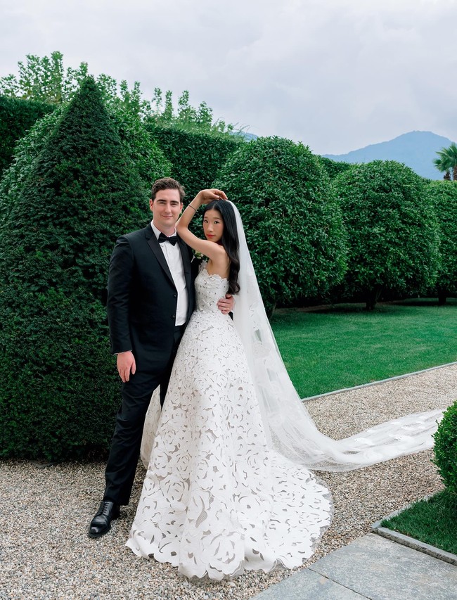 Gaun cantik pemilik nama asli Rebecca Ma tersebut melengkapi acara pemberkatan pernikahannya yang bak negeri dongeng. Wanita Amerika keturunan China itu sengaja memilih busana dengan laser-cut bunga peony. Foto: Instagram @beccaxbloom