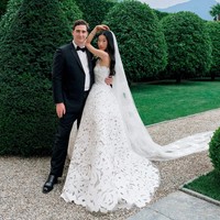 Gaun cantik pemilik nama asli Rebecca Ma tersebut melengkapi acara pemberkatan pernikahannya yang bak negeri dongeng. Wanita Amerika keturunan China itu sengaja memilih busana dengan laser-cut bunga peony. Foto: Instagram @beccaxbloom