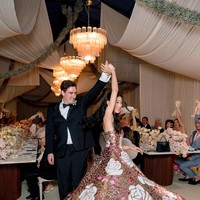 Untuk resepsi di malam hari, ia mengenakan tube dress yang masih bertema bunga kali ini mawar.  Foto: Instagram @beccaxbloom