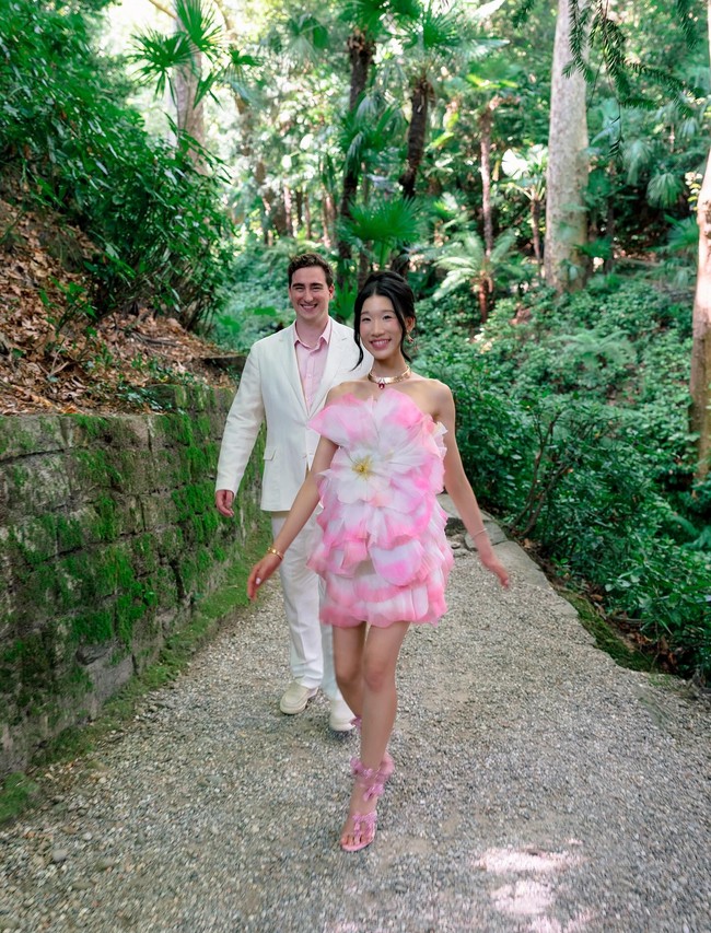 Sebelum menikah, Becca terlebih dahulu mengumumkan hari bahagianya dengan sang suami yang berprofesi sebagai software engineer mengenakan dress ini. Masih sesuai tema bunga bermekaran, kali ini datang dari Oscar De La Renta Spring 2024 Petal Organza Mini Dress. Foto: Instagram @beccaxbloom