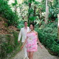 Sebelum menikah, Becca terlebih dahulu mengumumkan hari bahagianya dengan sang suami yang berprofesi sebagai software engineer mengenakan dress ini. Masih sesuai tema bunga bermekaran, kali ini datang dari Oscar De La Renta Spring 2024 Petal Organza Mini Dress. Foto: Instagram @beccaxbloom