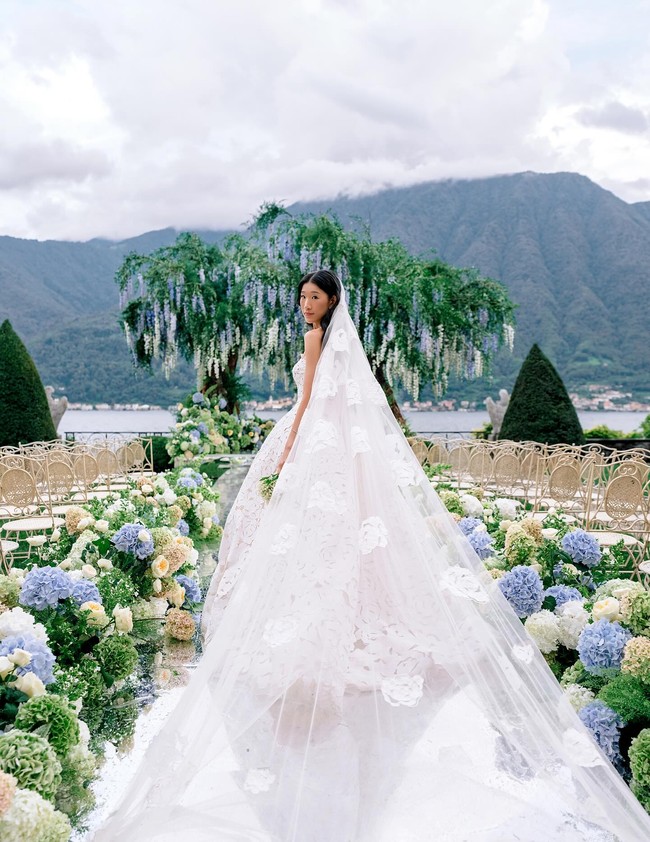 Becca Bloom dipersunting David Pownall dalam sebuah pernikahan mewah berpemandangan Danau Como, Italia. Becca tampil menawan dengan gaun pengantin putih custom rancangan Oscar de La Renta. Foto: Instagram @beccaxbloom