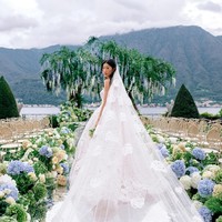 Becca Bloom dipersunting David Pownall dalam sebuah pernikahan mewah berpemandangan Danau Como, Italia. Becca tampil menawan dengan gaun pengantin putih custom rancangan Oscar de La Renta. Foto: Instagram @beccaxbloom