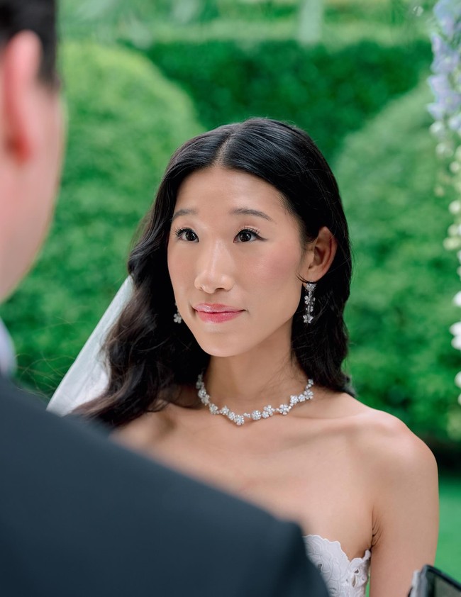 Hari bahagia Becca Bloom dihiasi dengan perhiasan mewah dari Van Cleef, brand favoritnya. Sedangkan untuk hiasannya, ia memilih nuansa pink yang segar. Foto: Instagram @beccaxbloom