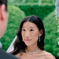 Hari bahagia Becca Bloom dihiasi dengan perhiasan mewah dari Van Cleef, brand favoritnya. Sedangkan untuk hiasannya, ia memilih nuansa pink yang segar. Foto: Instagram @beccaxbloom