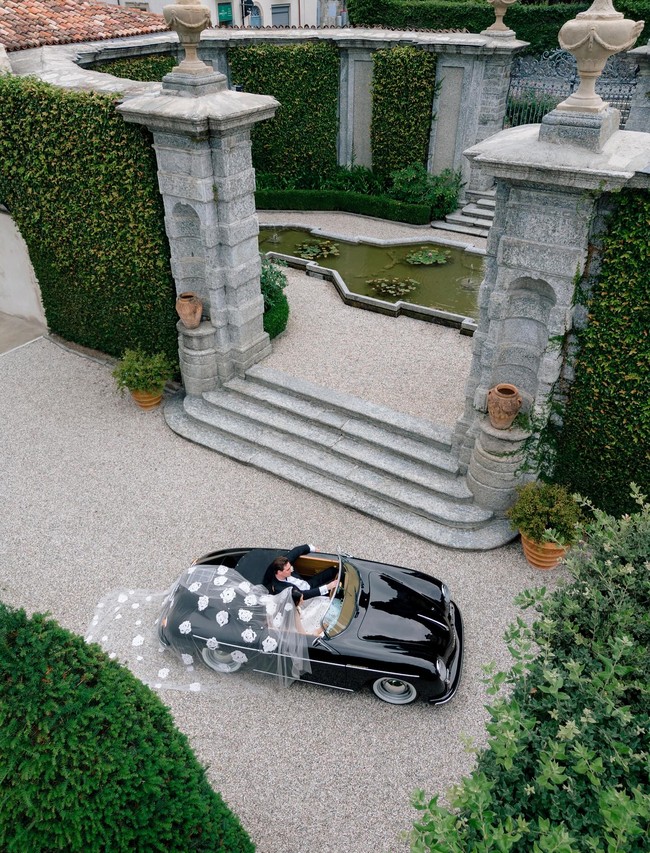 Bunga itu sendiri dipilih sebagai simbol dari warisan Tionghoa-nya dan memori masa kecil. Setiap tahun, kebun itu akan mekar dengan bunga peony, dan itu menjadi bunga favoritku dan simbol abadi keluarga dan rumah, ujarnya kepada Vogue. Foto: Instagram @beccaxbloom