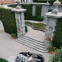 Bunga itu sendiri dipilih sebagai simbol dari warisan Tionghoa-nya dan memori masa kecil. Setiap tahun, kebun itu akan mekar dengan bunga peony, dan itu menjadi bunga favoritku dan simbol abadi keluarga dan rumah, ujarnya kepada Vogue. Foto: Instagram @beccaxbloom